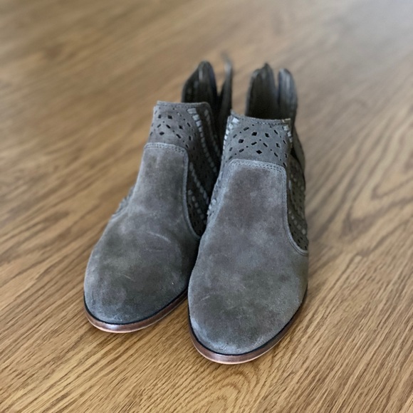 ✨SALE✨ Vince Camuto low heel booties - Picture 1 of 6